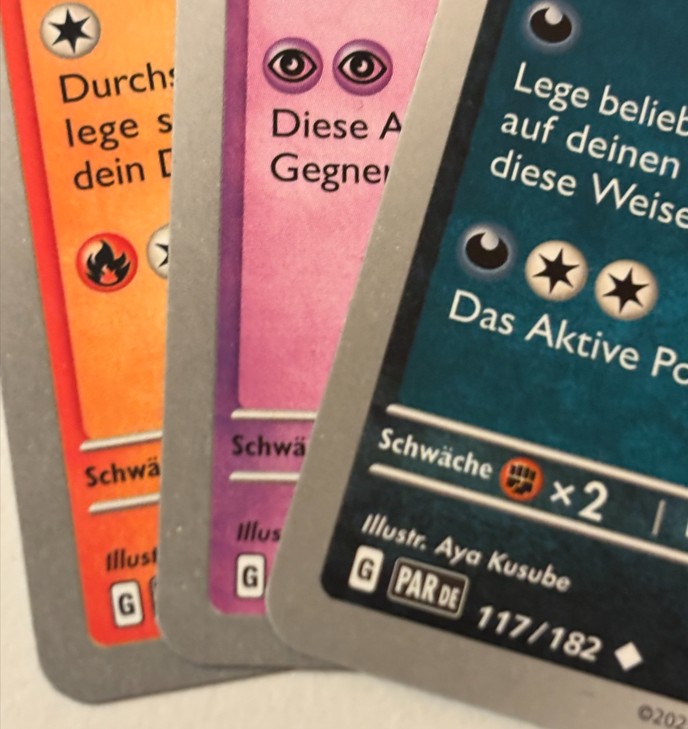 Drei Pokémon-Karten mit G-Regulationsmarke